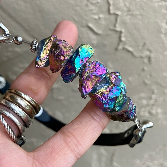 Druzy quartz choker . Rainbow iridescent druzy crystal quartz leather choker - Picture 2 of 12